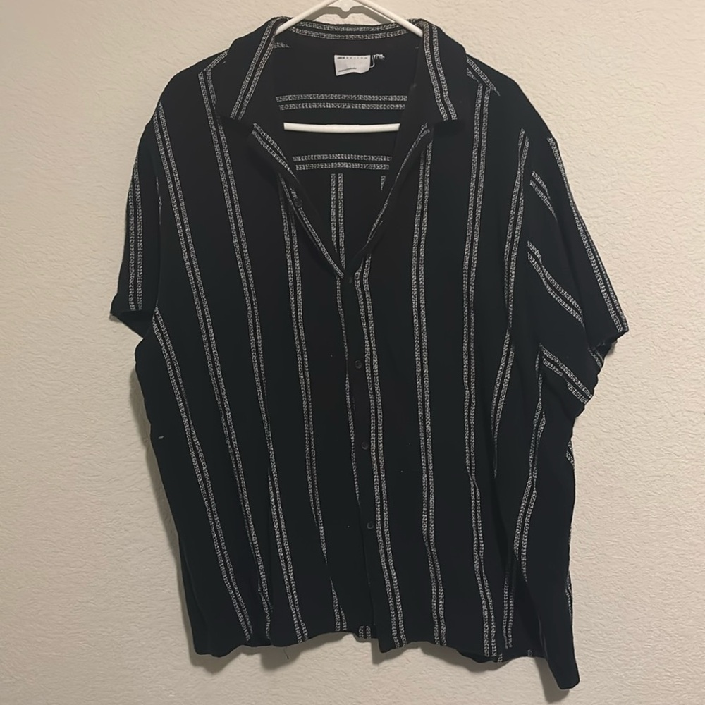 ASOS SHORT SLEEVED BUTTON DOWN SHIRT in NAVY BLUE